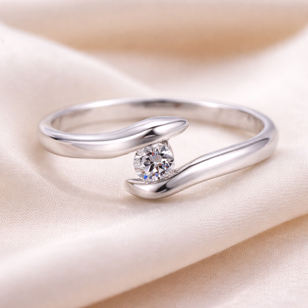 Δαχτυλίδι με Καμπύλη Μπάρα σε Ασήμι και Λαμπερό Διαμάντι στο Κέντρο