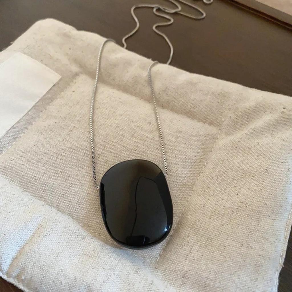 Κλασικό Κολιέ με Ασημένια Αλυσίδα και Μαύρη Πέτρα