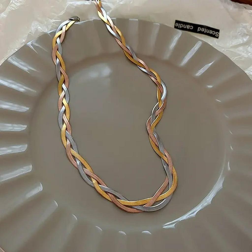 Κομψό κολιέ σε χρυσό και ασημί χρώμα