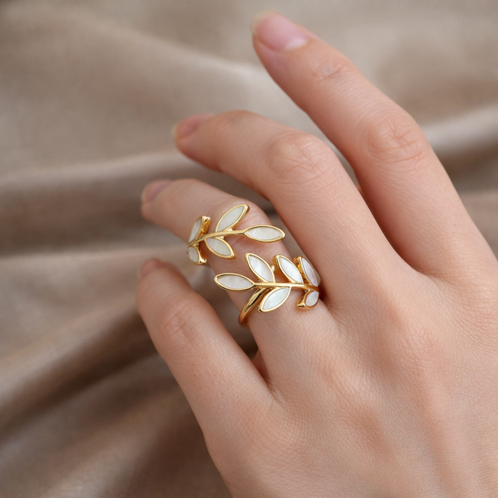 Ρυθμιζόμενο Δαχτυλίδι με Λευκή Οπάλη σε Χρυσό